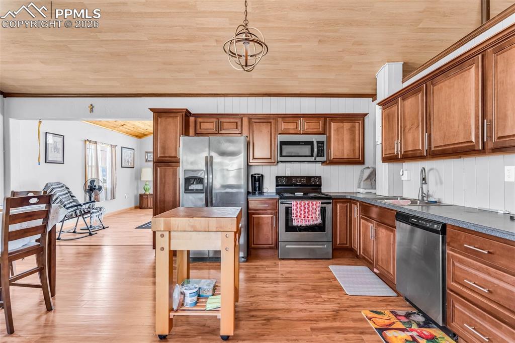 Image 3 of 43: Kitchen