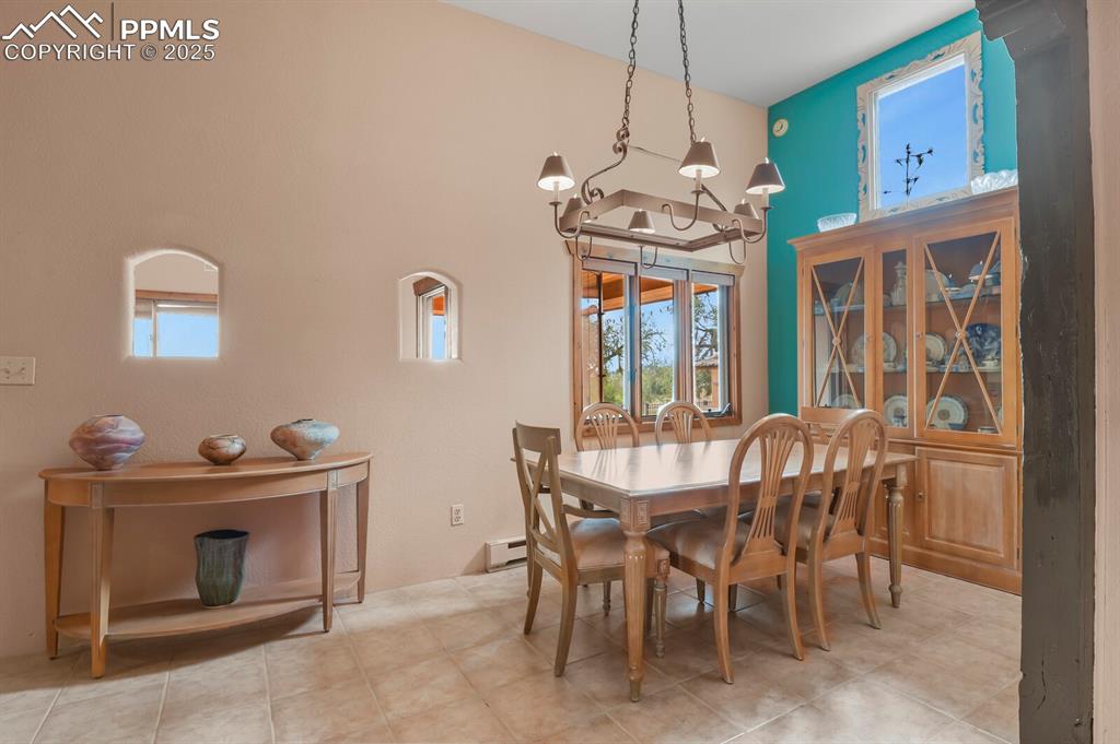 Image 14 of 48: Dining Area