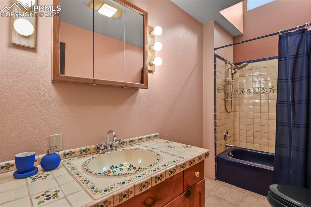 Image 26 of 48: Bathroom
