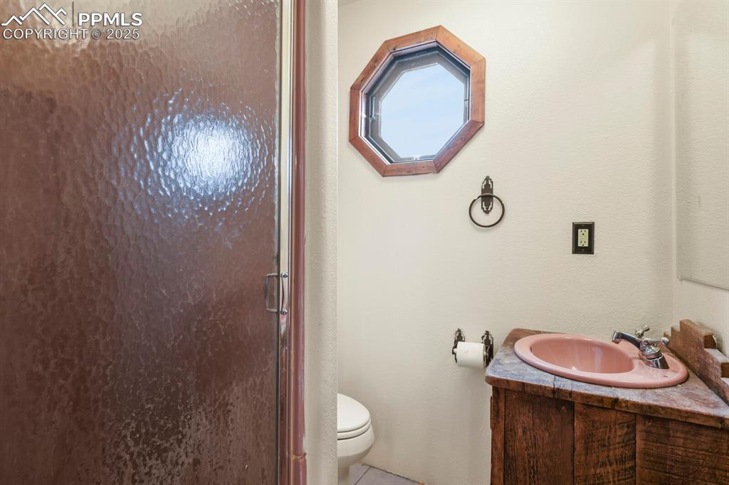 Image 31 of 48: Loft Bathroom