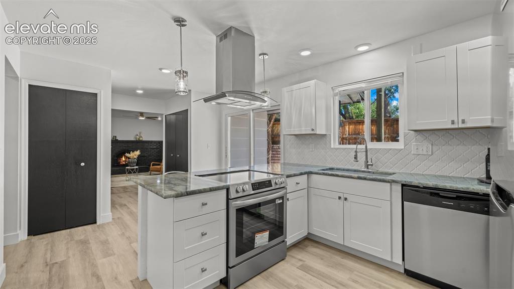 Image 11 of 44: New stainless steel appliances