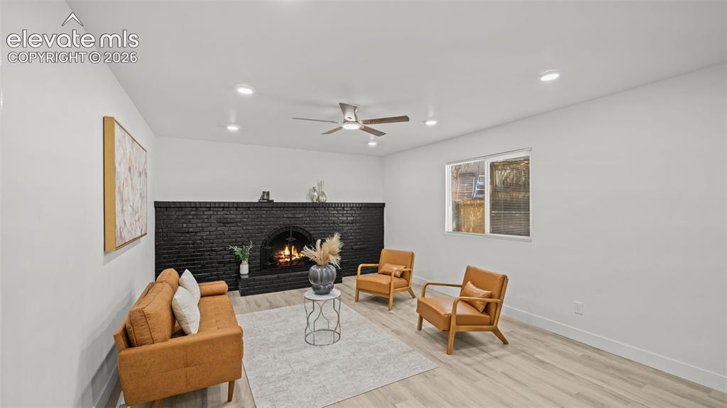 Image 16 of 44: Spacious family room