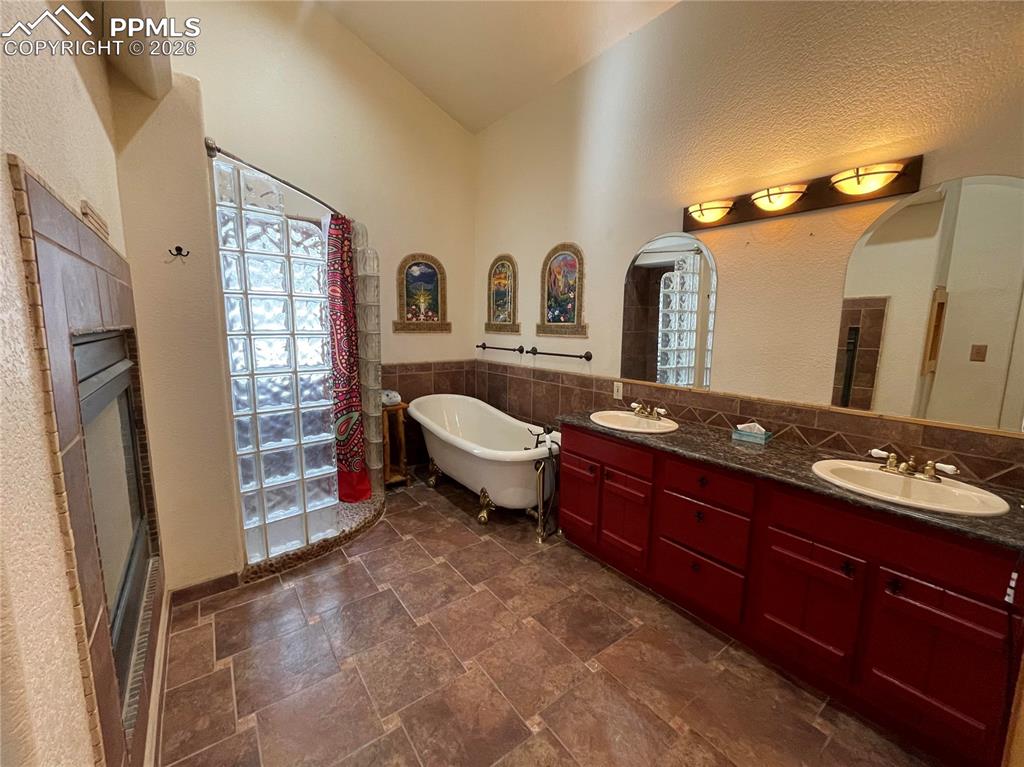 Image 15 of 42: Bathroom