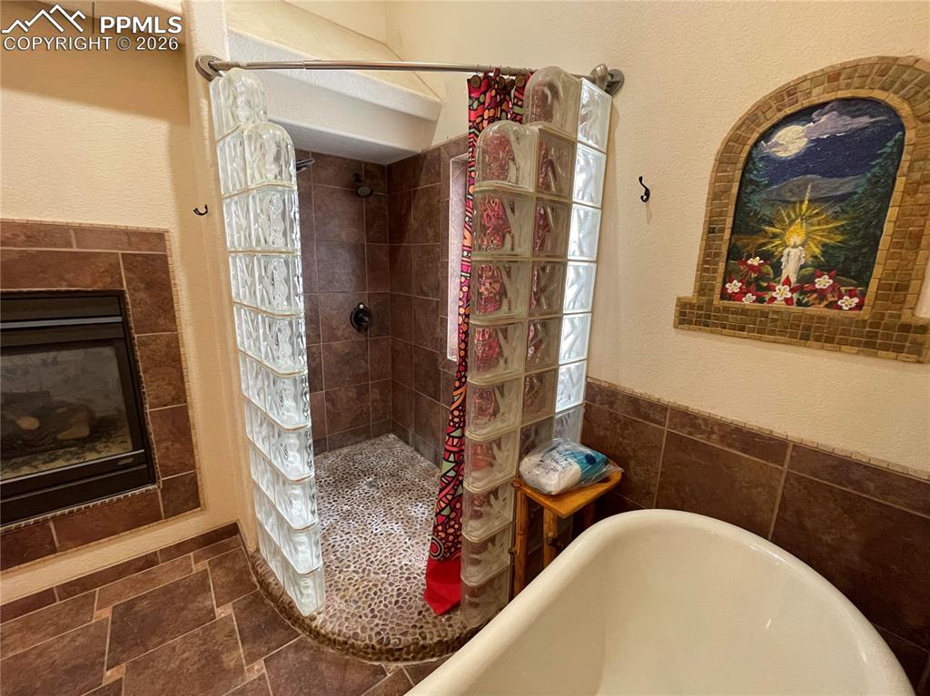 Image 16 of 42: Bathroom