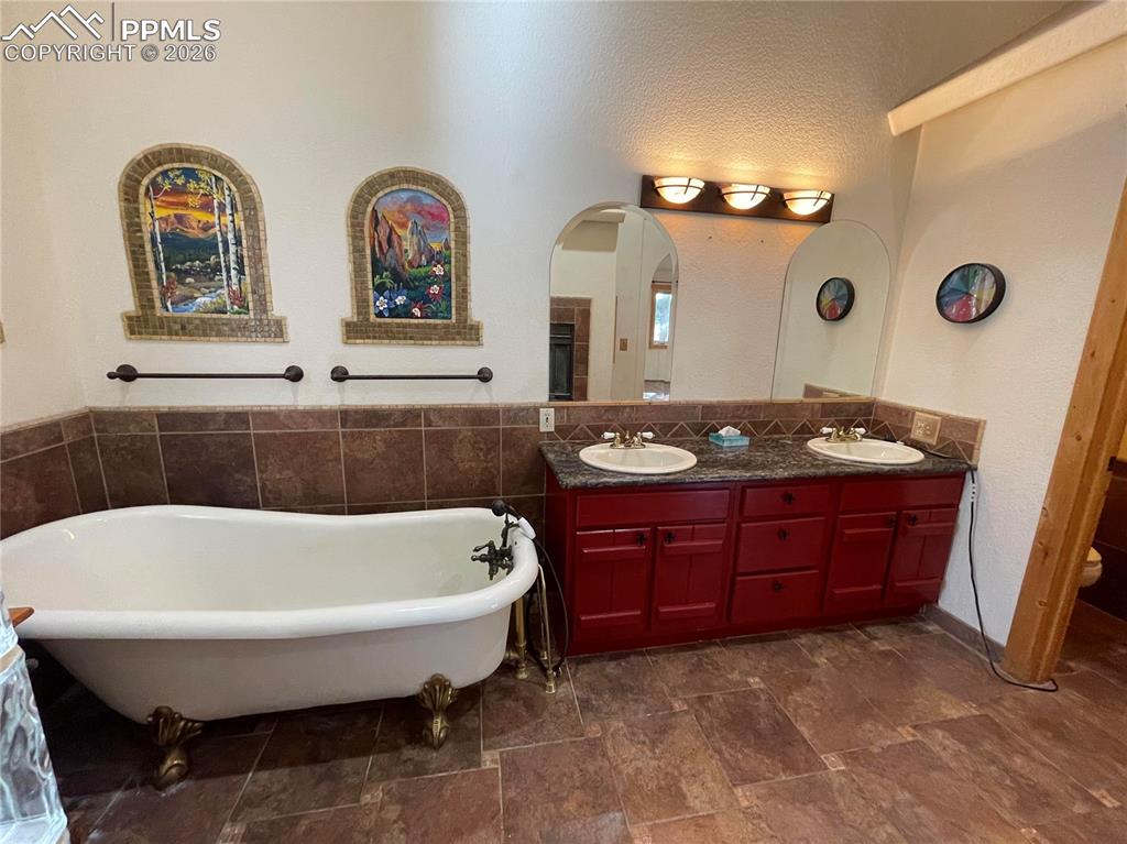 Image 17 of 42: Bathroom