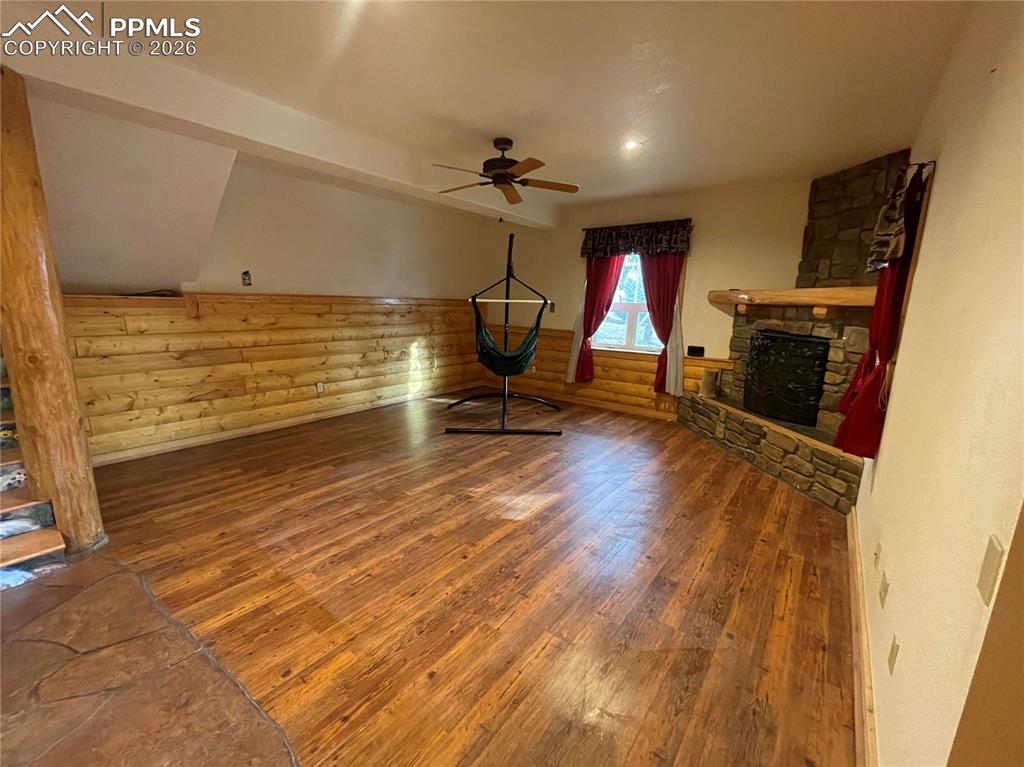 Image 24 of 42: Living Room