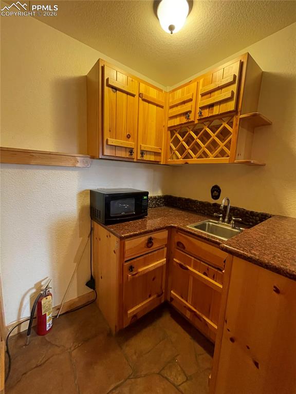 Image 26 of 42: Kitchen