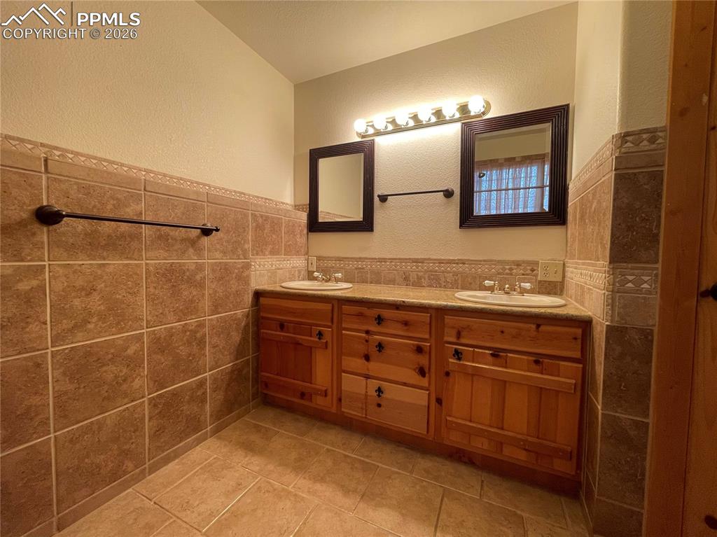 Image 28 of 42: Bathroom