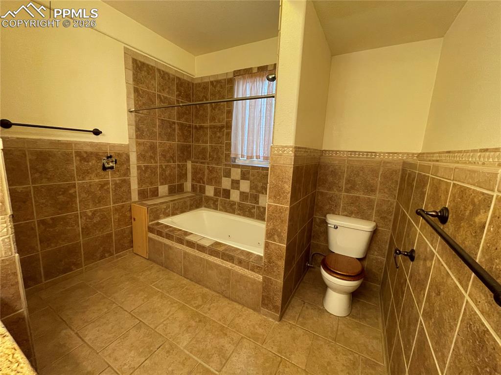 Image 29 of 42: Bathroom