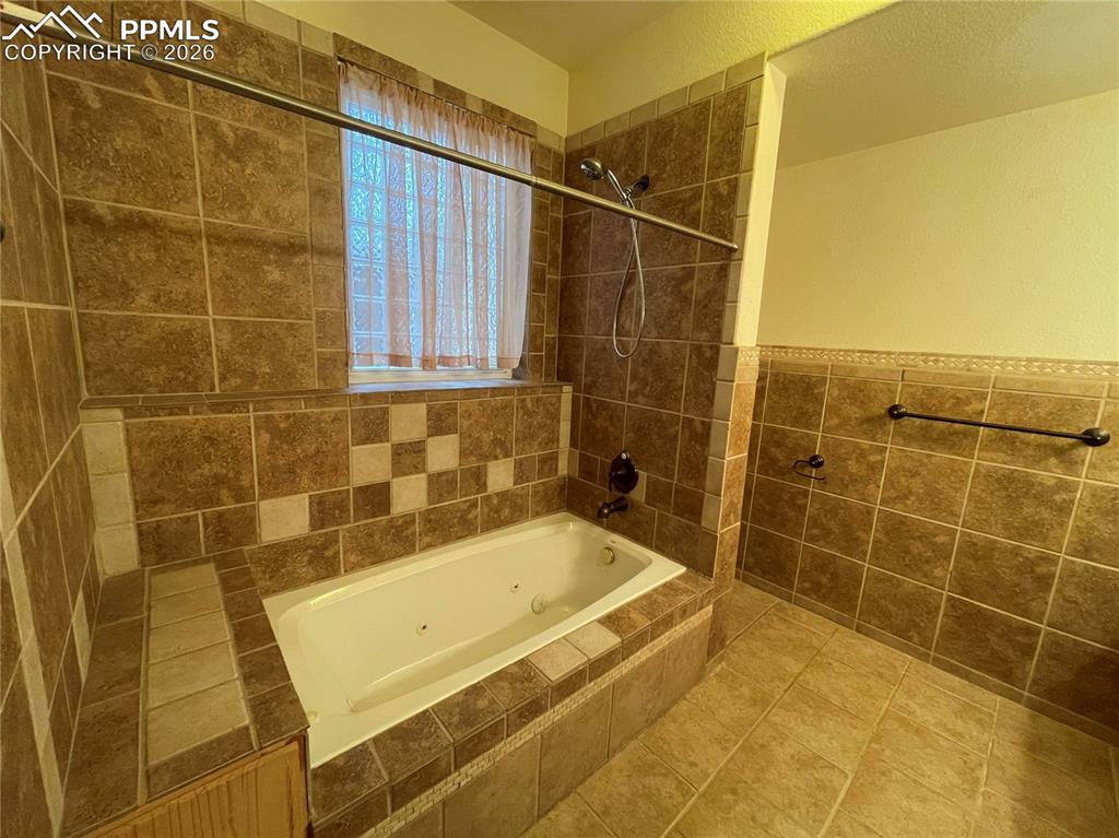 Image 30 of 42: Bathroom