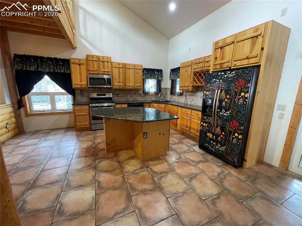 Image 7 of 42: Kitchen