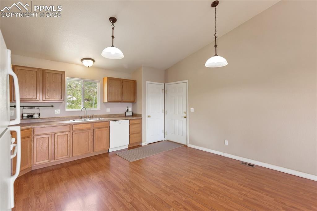 Image 11 of 44: Dining Area