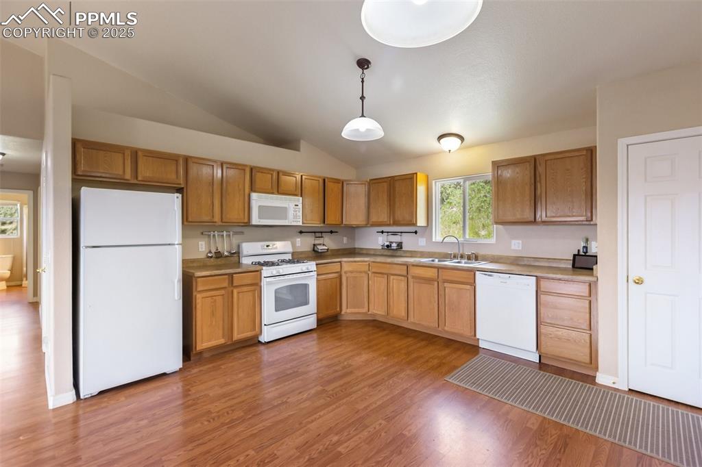 Image 12 of 44: Kitchen