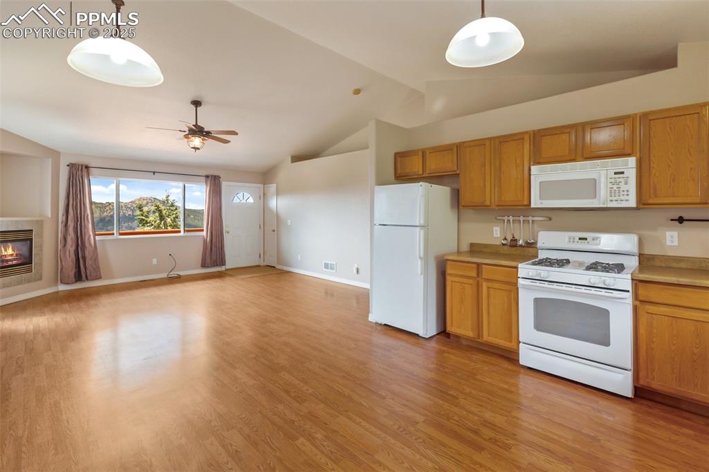 Image 13 of 44: Kitchen