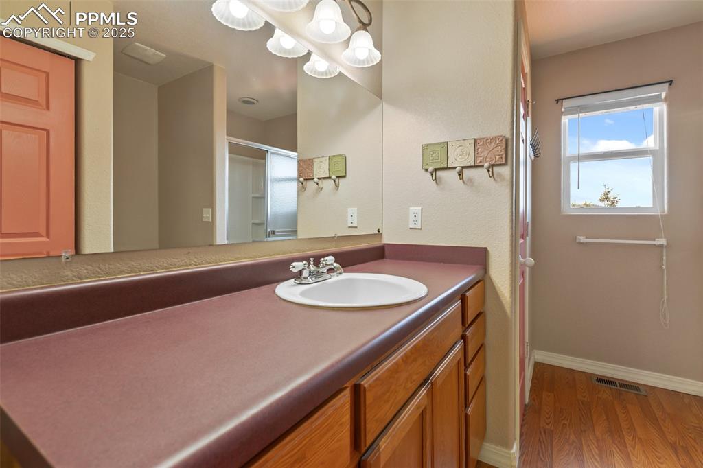 Image 14 of 44: Bathroom