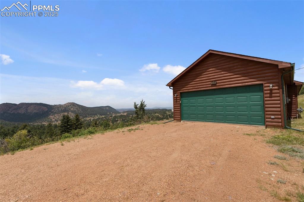 Image 41 of 44: Garage