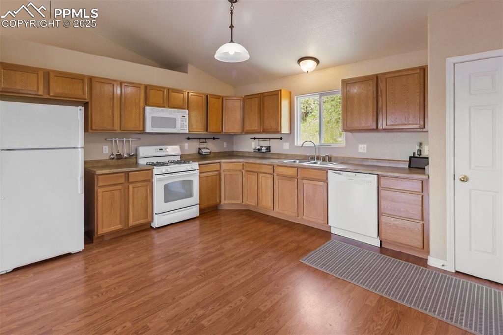 Image 7 of 44: Kitchen