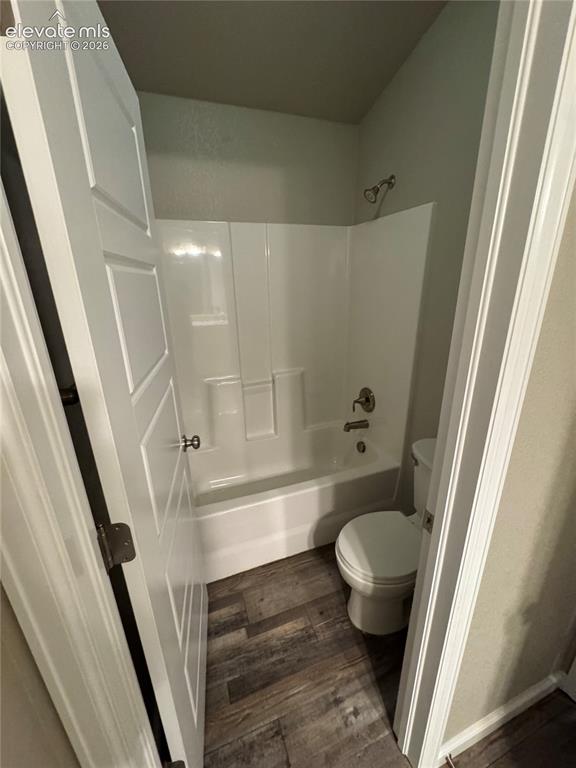 Image 16 of 33: Bathroom