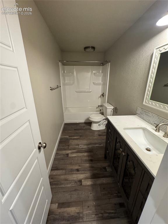 Image 23 of 33: Bathroom