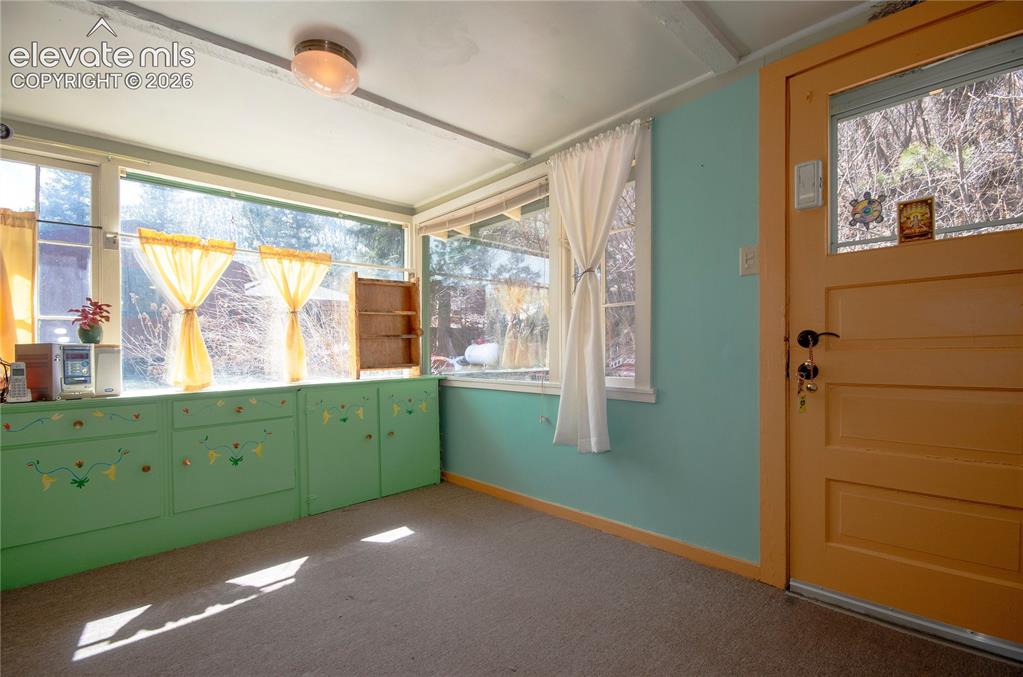 Image 14 of 27: Kitchen dining area