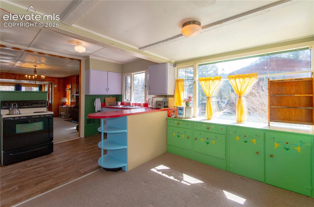 Image 16 of 27: Kitchen/dining area