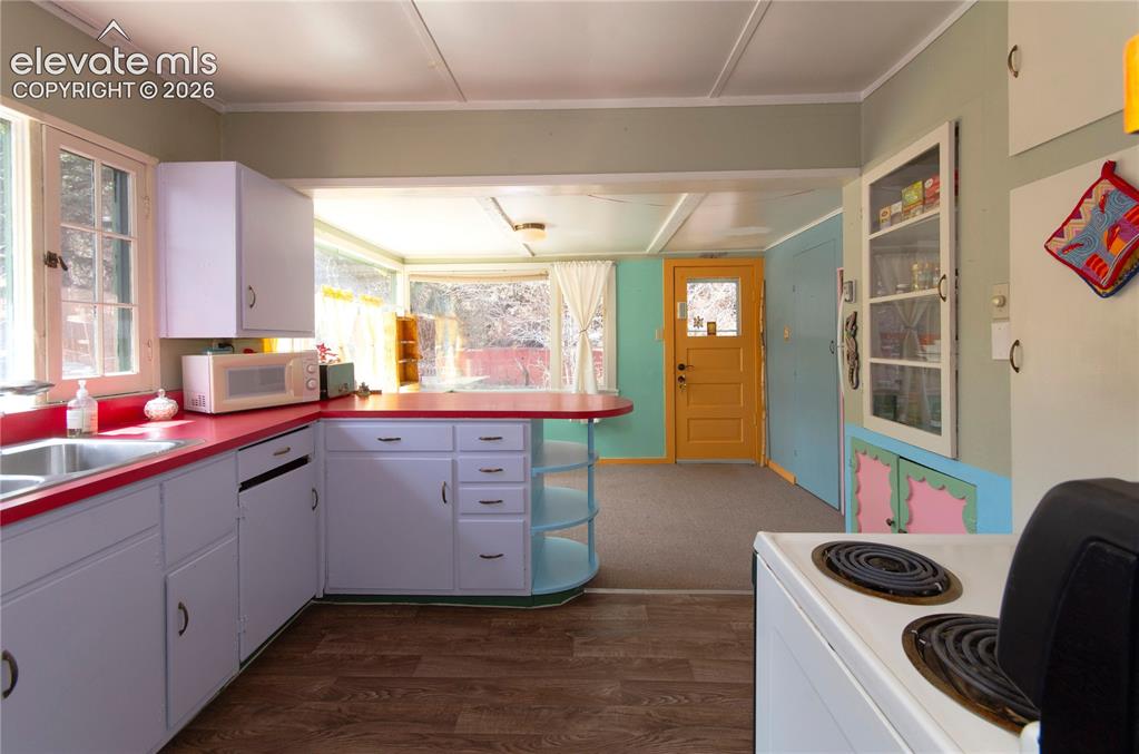 Image 18 of 27: Kitchen