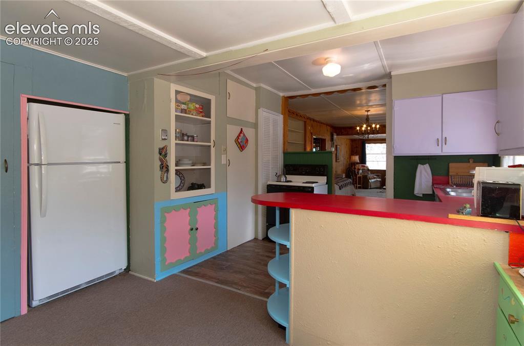 Image 19 of 27: Kitchen