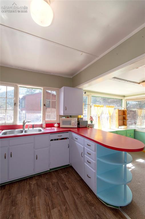 Image 21 of 27: Kitchen