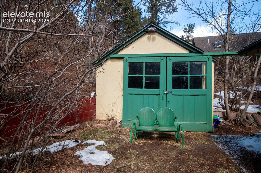 Image 7 of 27: Garage