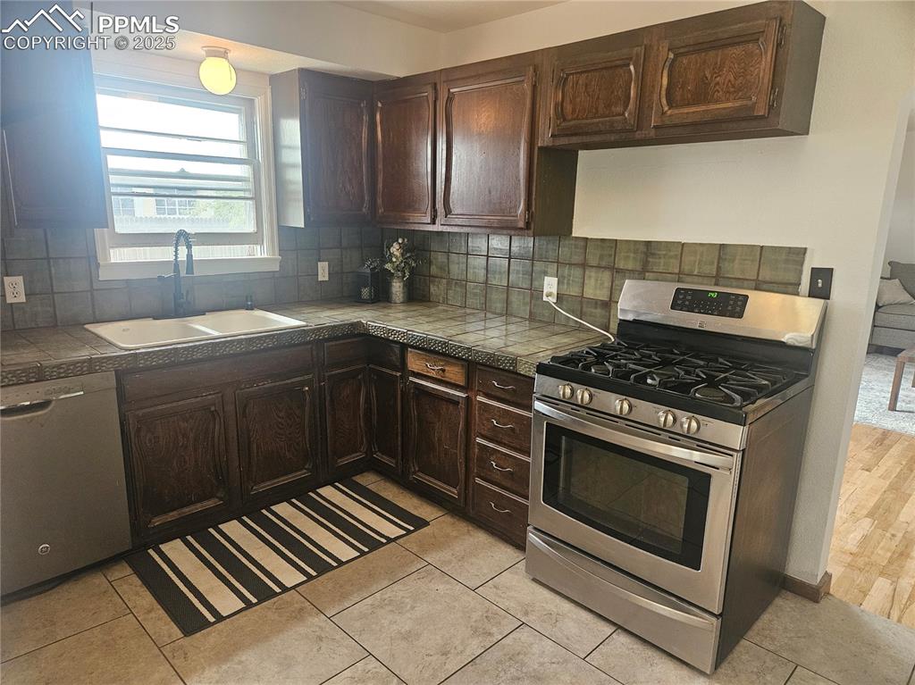 Image 2 of 7: Kitchen