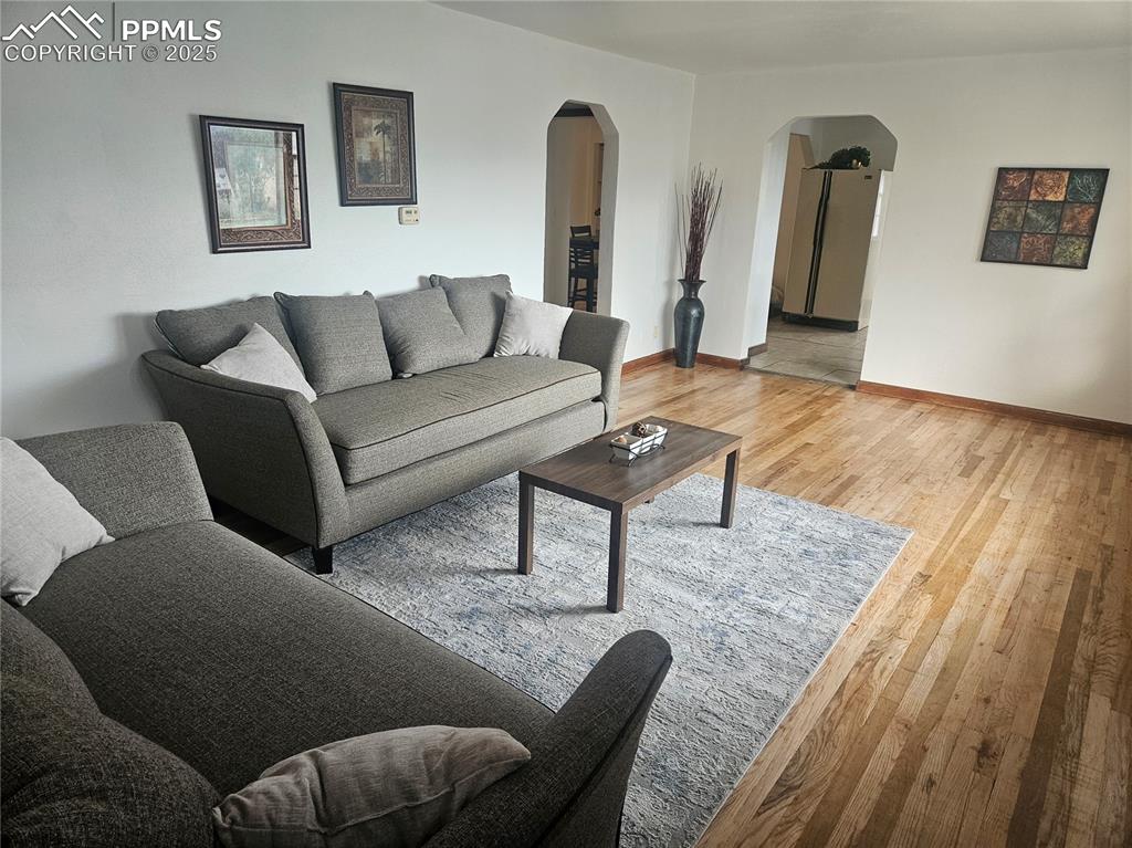 Image 3 of 7: Living Room