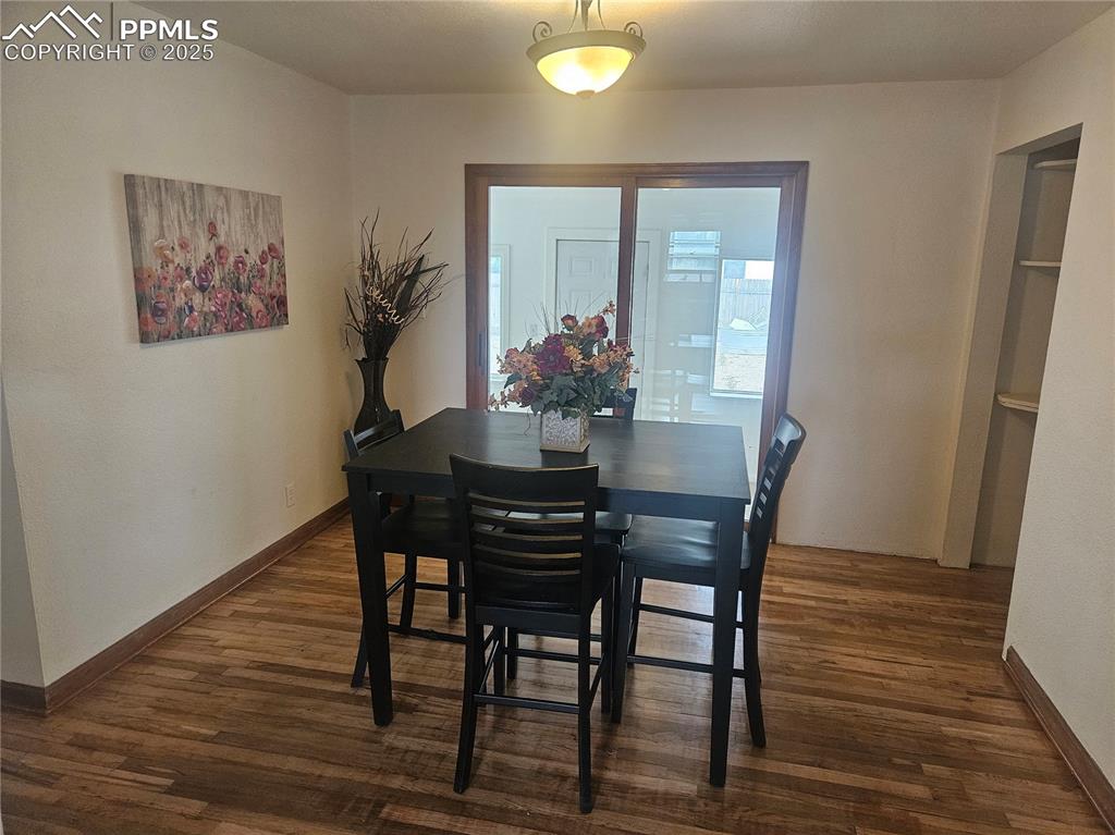 Image 4 of 7: Dining Area