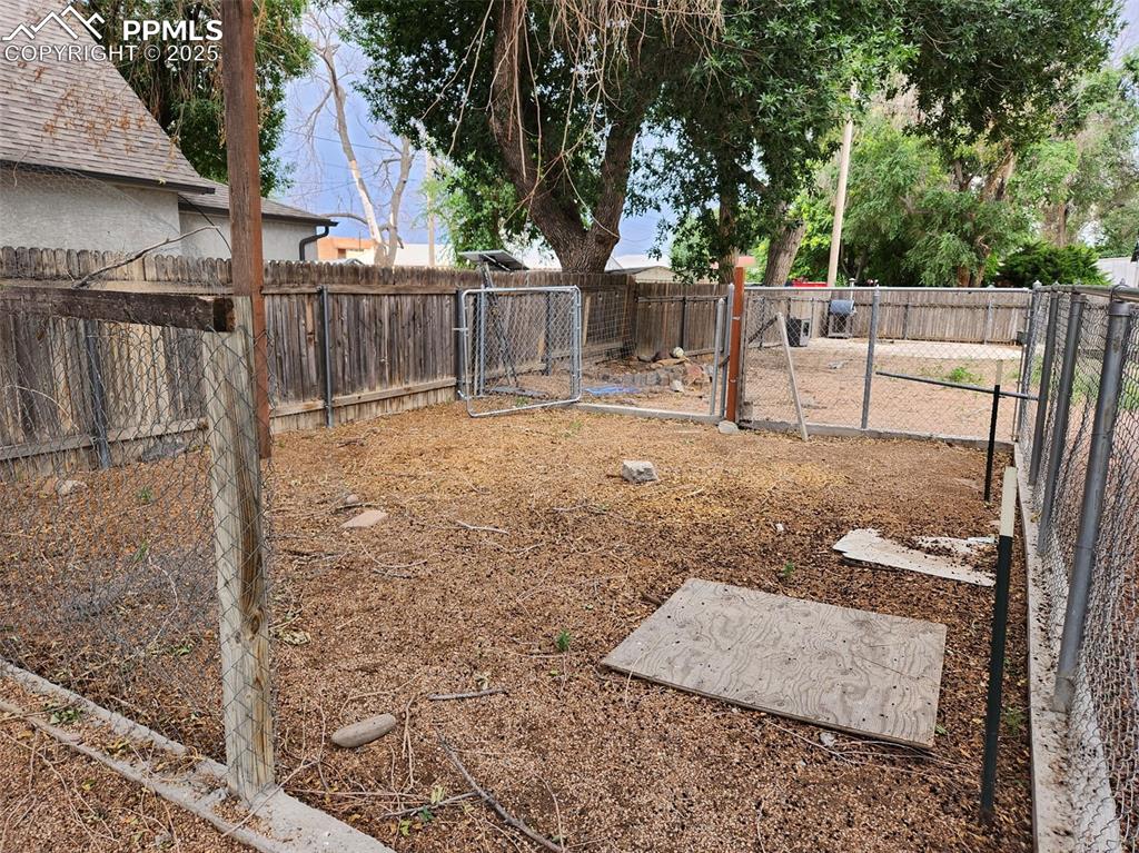 Image 7 of 7: Yard
