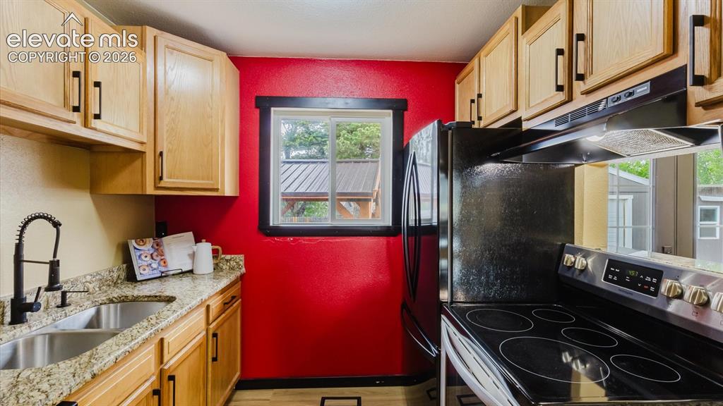 Image 13 of 36: Kitchen