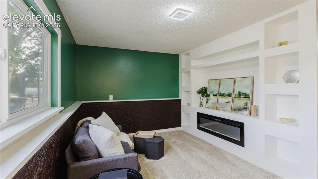 Image 17 of 36: Family Room