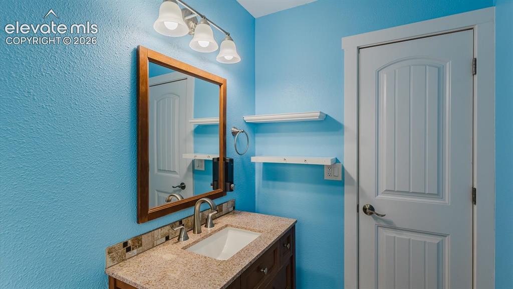 Image 23 of 36: Bathroom