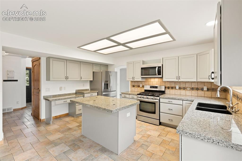 Image 11 of 47: Kitchen