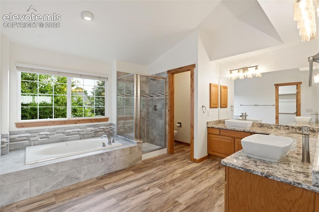 Image 20 of 47: Bathroom