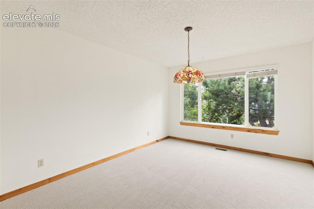 Image 34 of 47: Dining Area