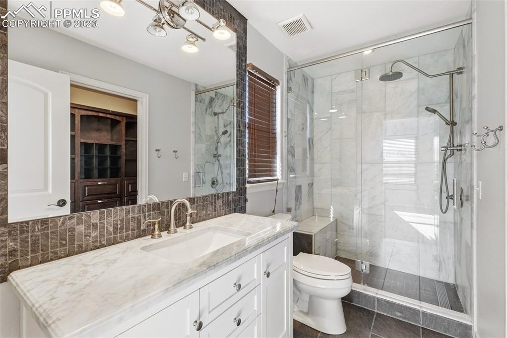 Image 10 of 27: Bathroom