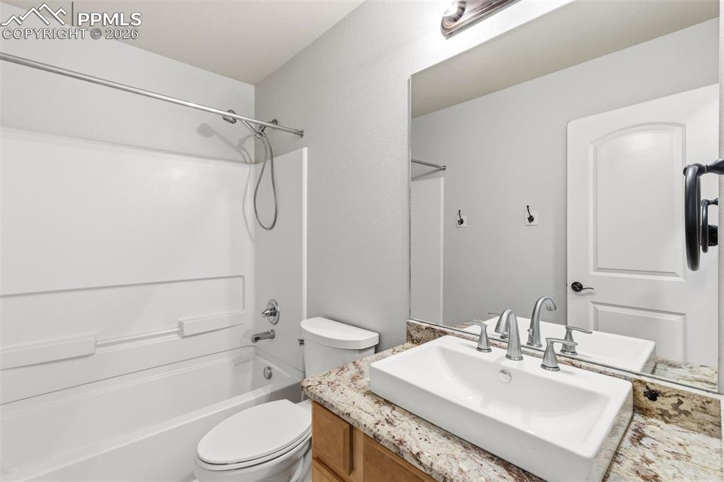 Image 18 of 27: Bathroom