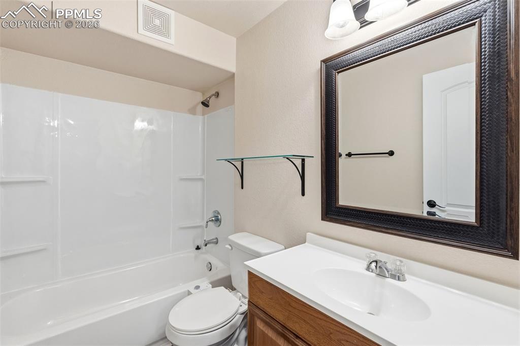 Image 21 of 27: Bathroom