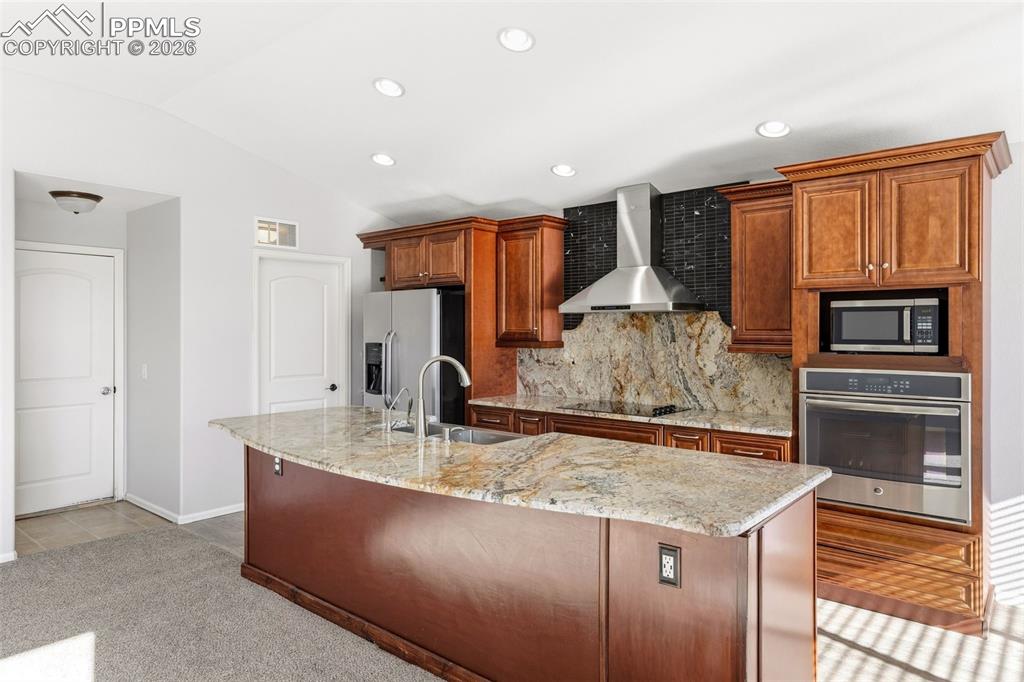 Image 23 of 27: Kitchen