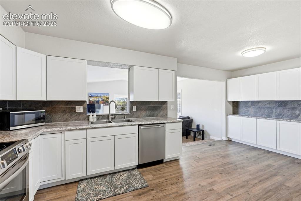 Image 11 of 50: Kitchen