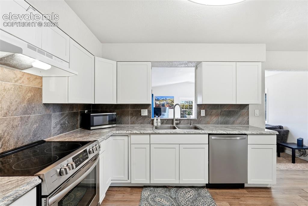 Image 12 of 50: Kitchen
