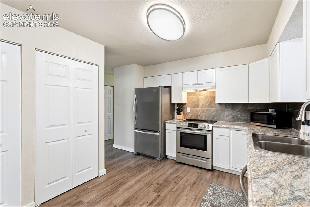 Image 15 of 50: Kitchen