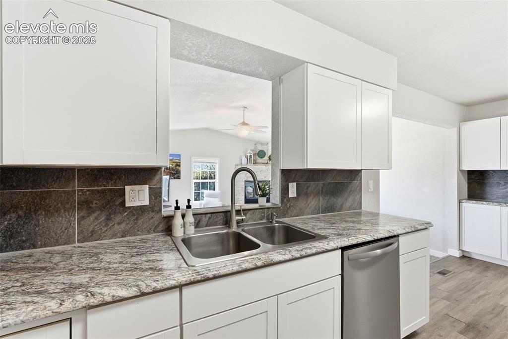 Image 16 of 50: Kitchen
