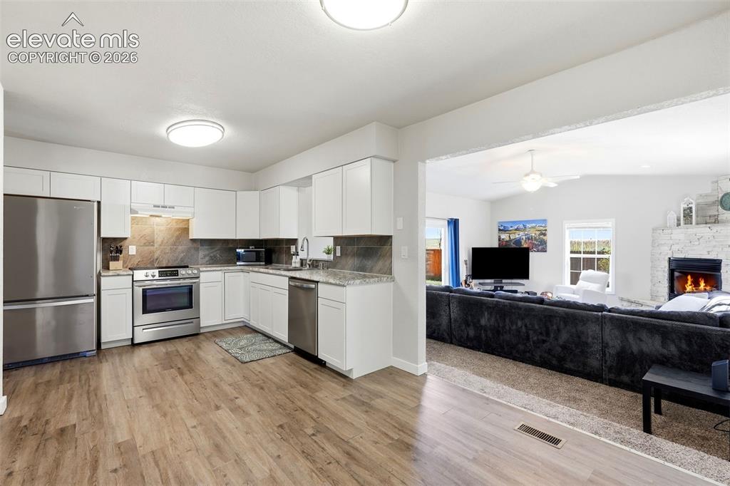 Image 19 of 50: Kitchen
