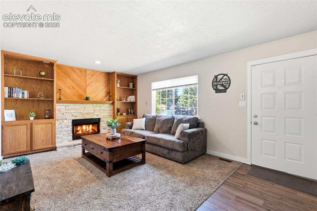 Image 8 of 50: Living Room