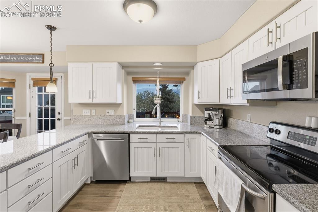 Image 14 of 35: Kitchen